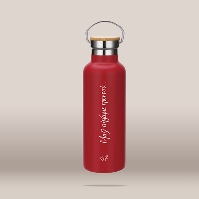 A matte red insulated water bottle with a bamboo lid and stainless steel carrying loop, featuring white vertical text reading 'Μαζί πήγαμε παντού'.
